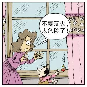 熊孩子在家玩火，危险行为需引起警惕