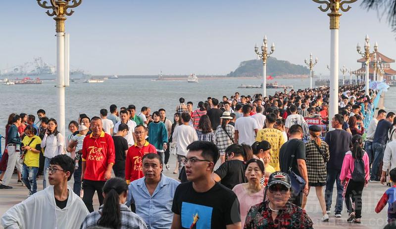 景点人流，旅游热点的人海战术