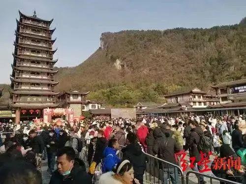 景点人流，旅游热点的人海战术