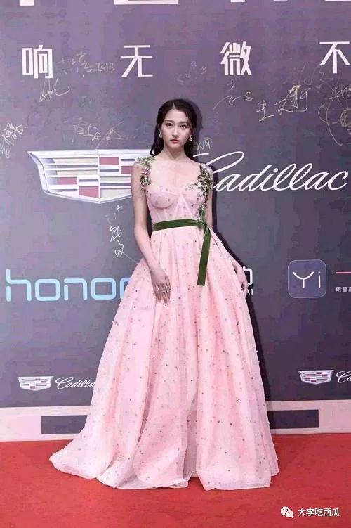 关晓彤戴假发走红毯，造型再惹争议