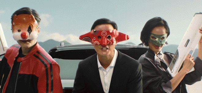 吴彦祖脸颊比心，魅力与时尚的完美融合