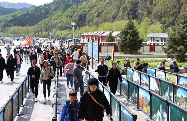 五一景点人流，拥挤中的美好时光