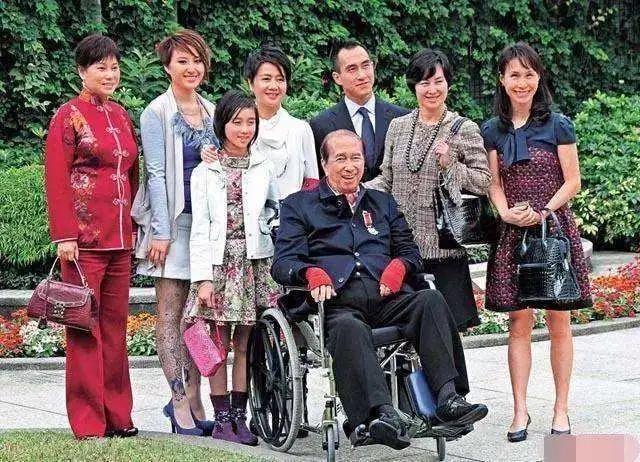 西班牙葡萄牙大停电引发连锁反应，地铁机场瘫痪揭示电网脆弱性