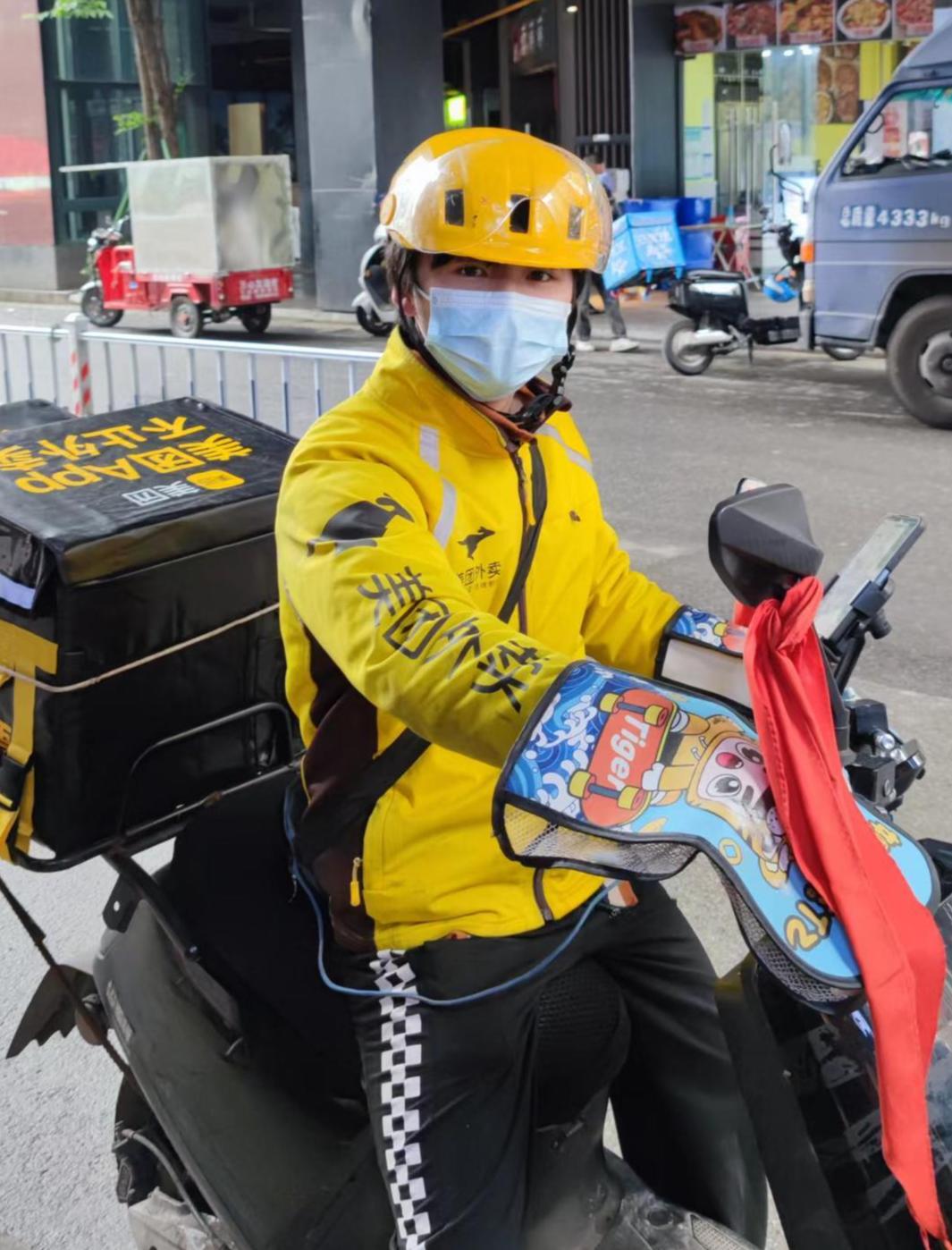 销售小哥救下女骑手，英勇之举背后的故事