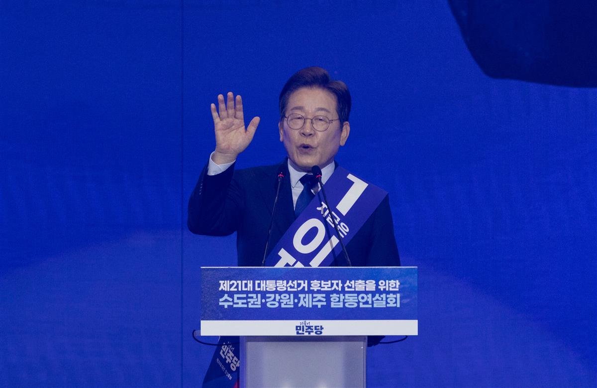 李在明的防弹衣演讲与跪地磕头，公众眼中的震撼瞬间