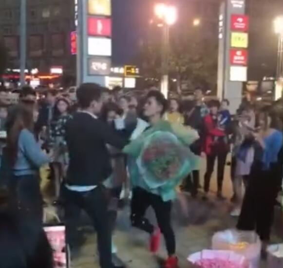 两男子起口角，女友劝架秒变求婚现场