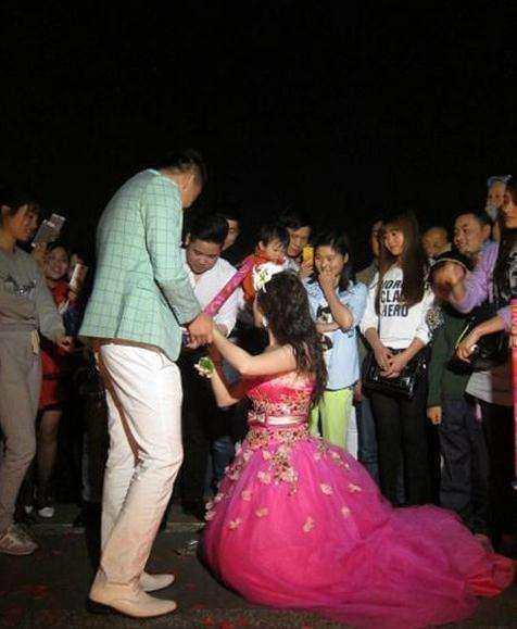 两男子起口角，女友劝架秒变求婚现场