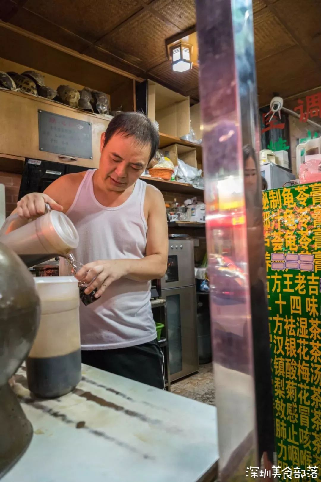 湖南一麻辣烫店因帅气店员走红
