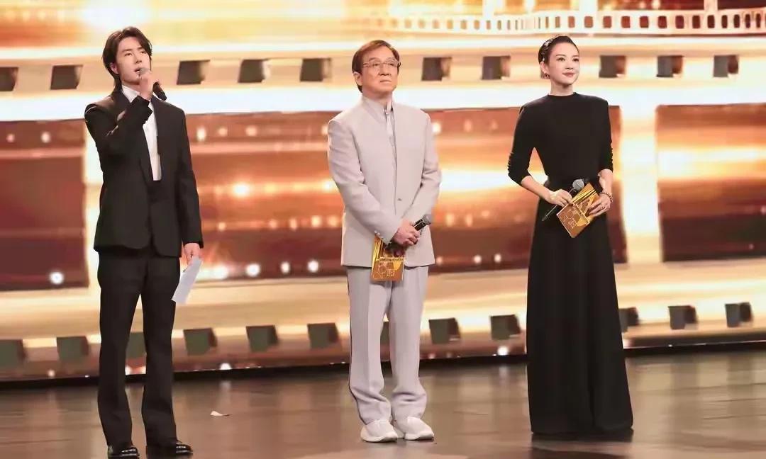 章子怡华表奖摔倒后坐轮椅现身，逆境中的坚韧与优雅
