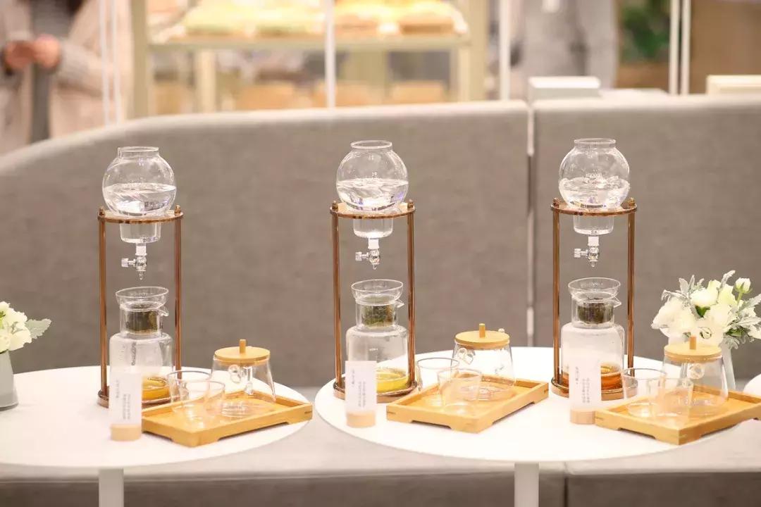 奈雪的茶门店通知能喝奶茶就不喝水，背后的市场逻辑与消费者心理洞察