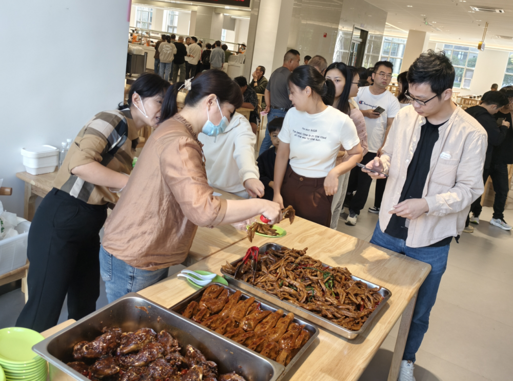 游客挤满荣昌政府食堂，碗都不够用——一场意料之外的盛宴挑战