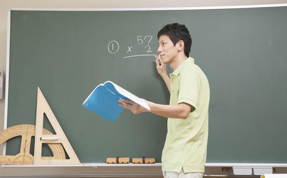 老师手中的温柔之梳——学生发型背后的故事