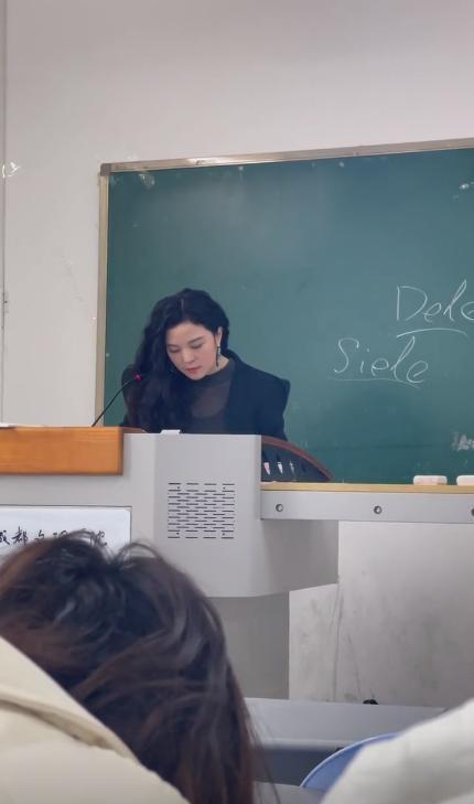 老师手中的温柔之梳——学生发型背后的故事