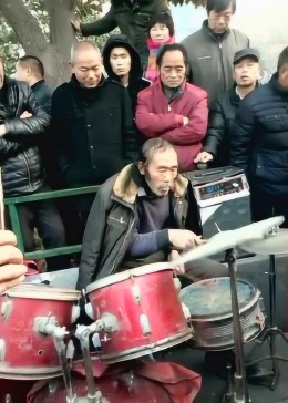广西70岁大爷打架子鼓，燃爆全场！