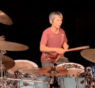 广西70岁大爷打架子鼓，燃爆全场！