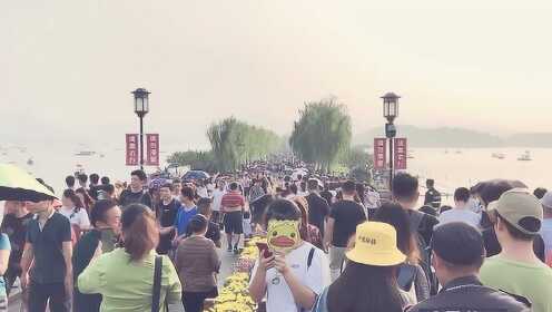 西湖游客调侃断桥要压断了背后的故事