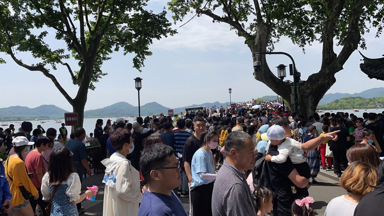 西湖游客调侃断桥要压断了背后的故事