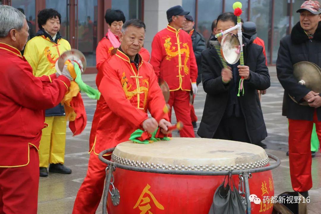 老太太打架子鼓，激情与活力的碰撞