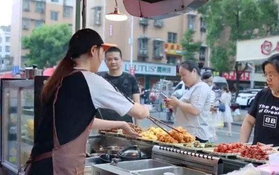 年轻人适合摆摊创业吗？全面解读摆摊创业的利与弊
