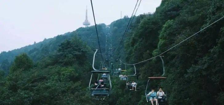 岳麓山索道夜间运营，城市夜空中的新亮点