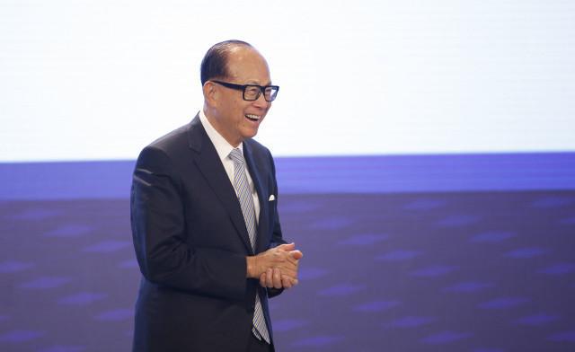 93岁李嘉诚，商海传奇的不老松