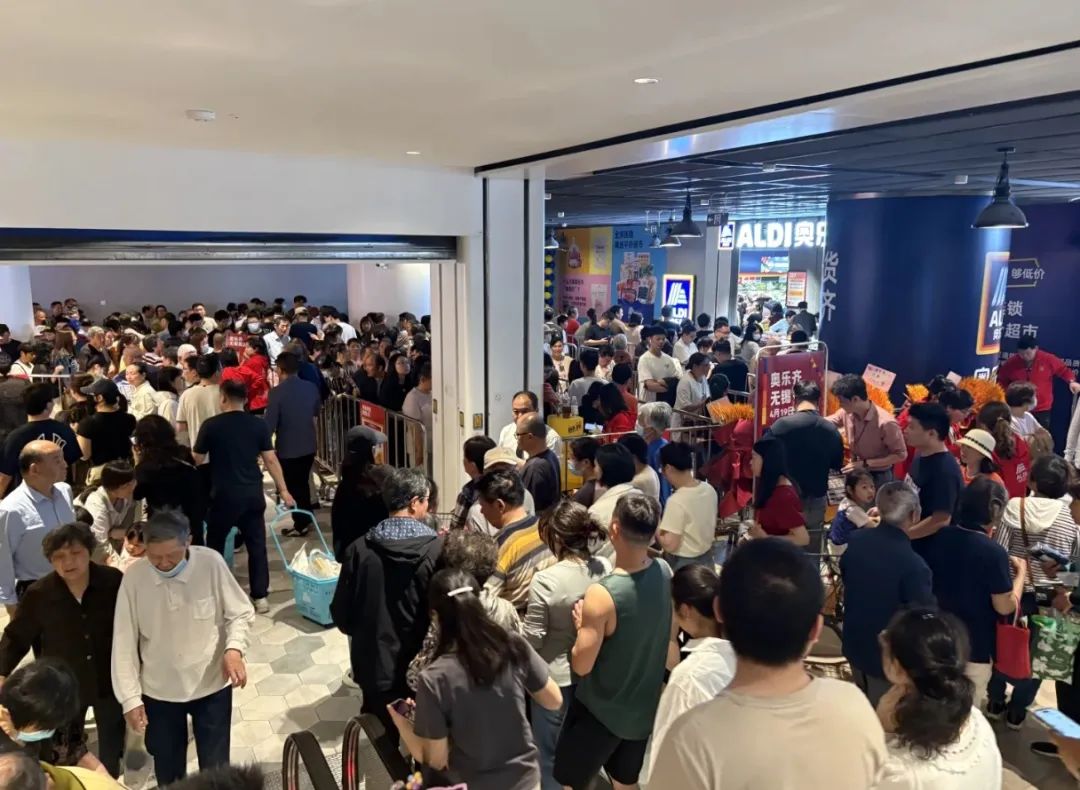 超市被三万人群搬空货架，一场抢购风暴的背后原因