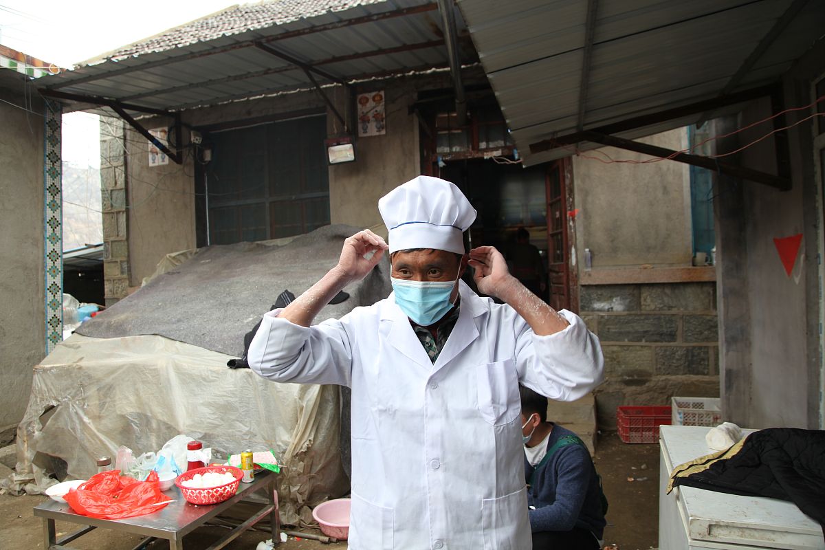 荣昌食堂主厨的非凡魅力，从眼袋掉到口罩边的小故事