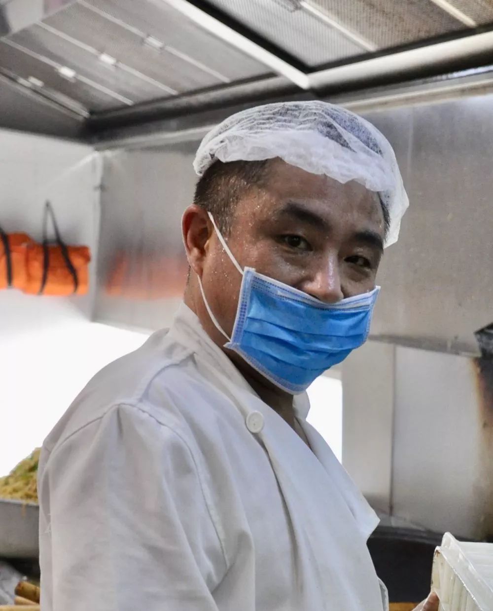 荣昌食堂主厨的非凡魅力，从眼袋掉到口罩边的小故事