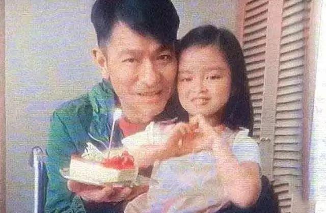 刘德华女儿炫爸现象引发同学不信热议
