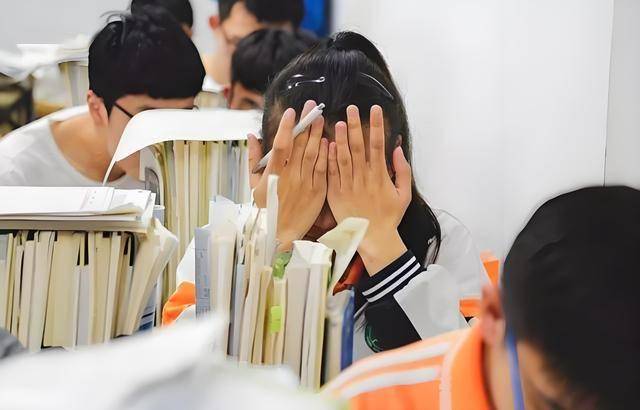 关于高中是否实行双休放假制度的探讨