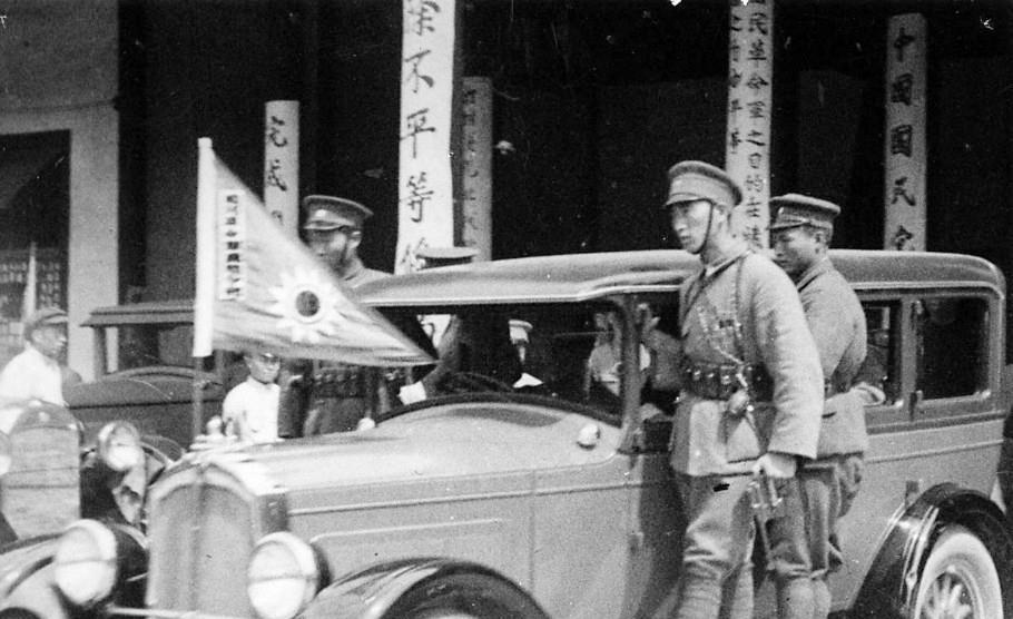 男子当街殴打女子事件曝光，官方揭示背后真相——夫妻矛盾引发关注