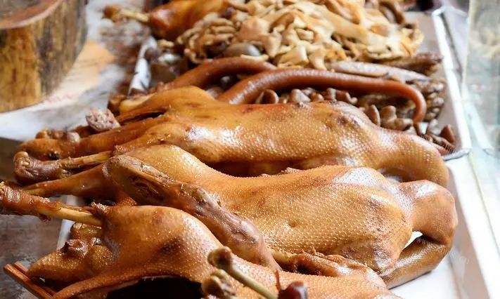 卤鹅啥意思——一道美食背后的故事与文化