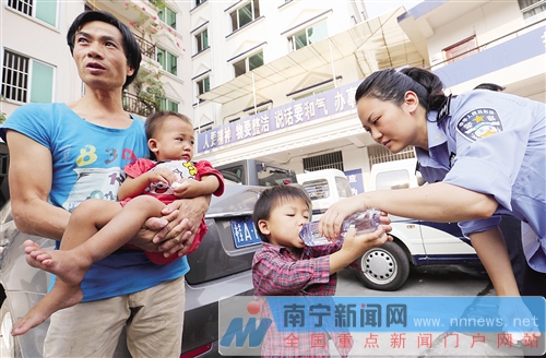 警惕男子在社区拐带儿童，守护我们的孩子，守护我们的社区安全