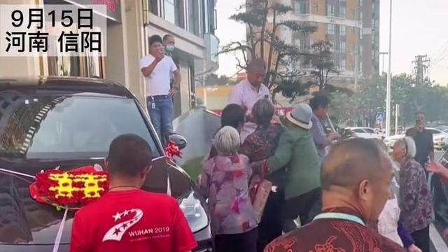 河南大妈拦婚车背后的故事与反思