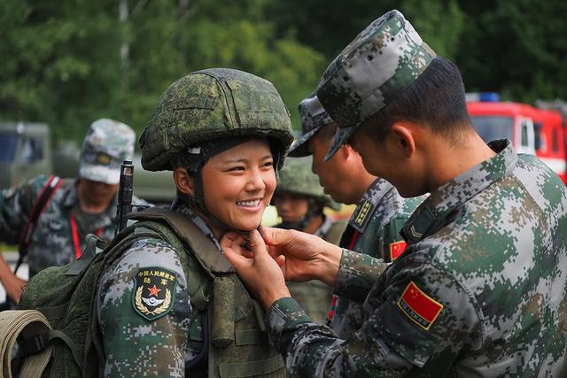 俄罗斯女兵眼中的中国解放军，跨越国界的军事交流与友谊之花绽放