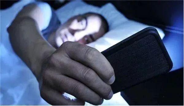摸黑刷手机患青光眼，警惕夜间手机使用带来的健康风险