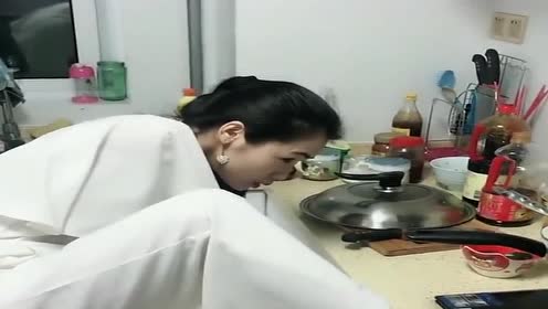 无手女孩做饭视频，挑战与坚持的力量
