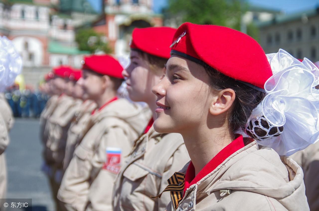 俄女兵亮相红场，短裙军装 英姿飒爽