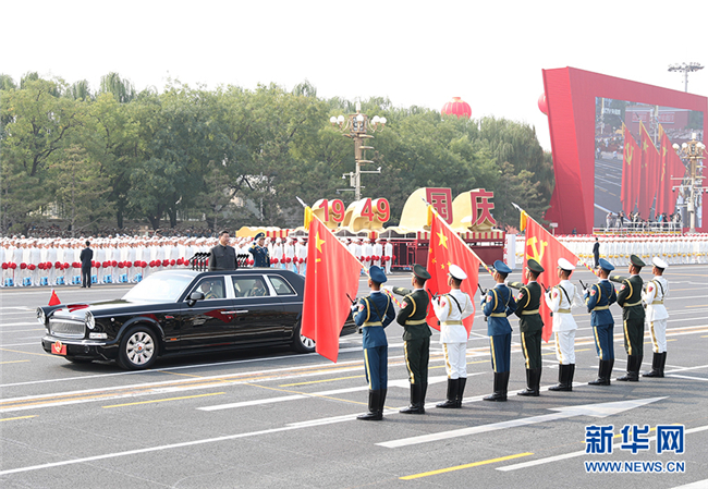 揭秘红场阅兵，坐在习主席身旁的他是谁？