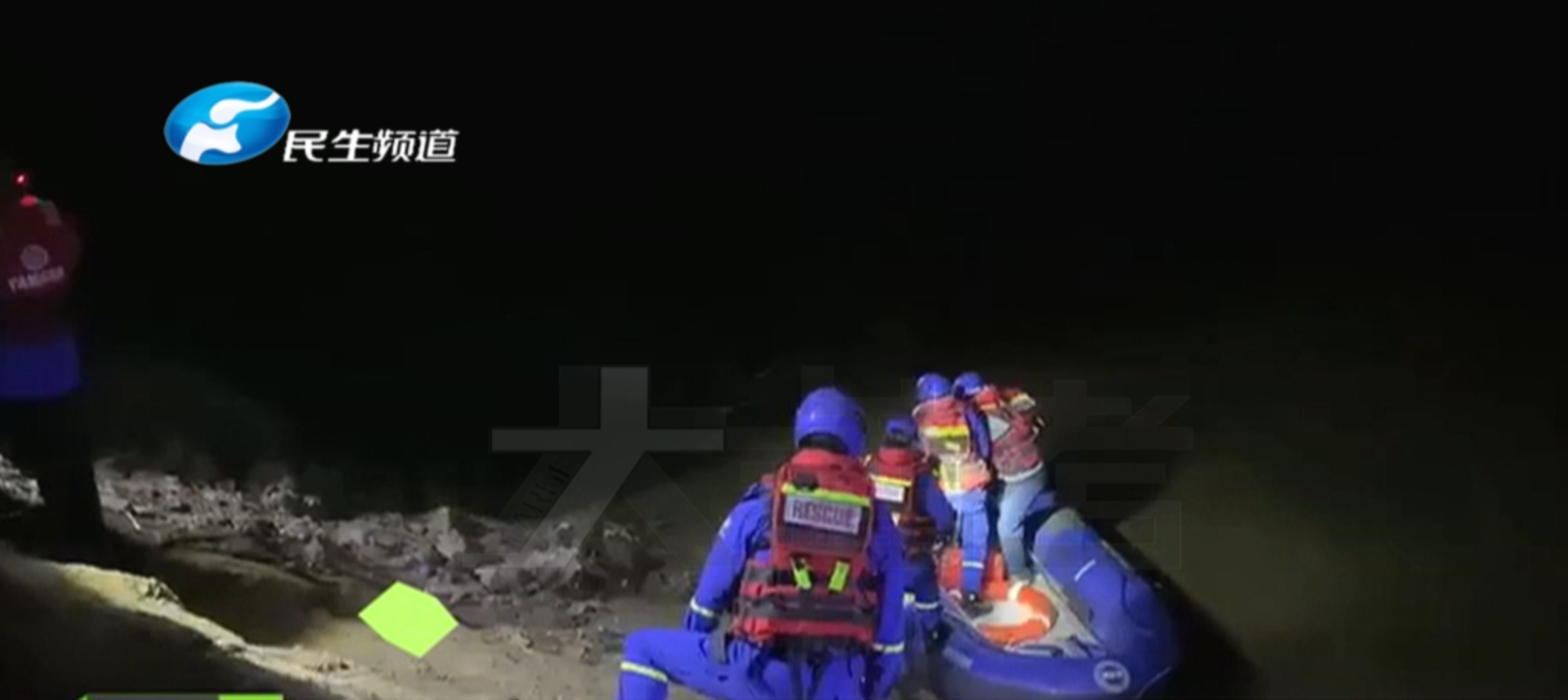 河南一地众人下河摸金现象揭秘，当地回应与公众热议