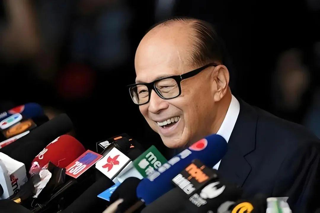 李嘉诚罕见露面，神秘微笑面对岁月波澜——关于港口交易的静默谜团