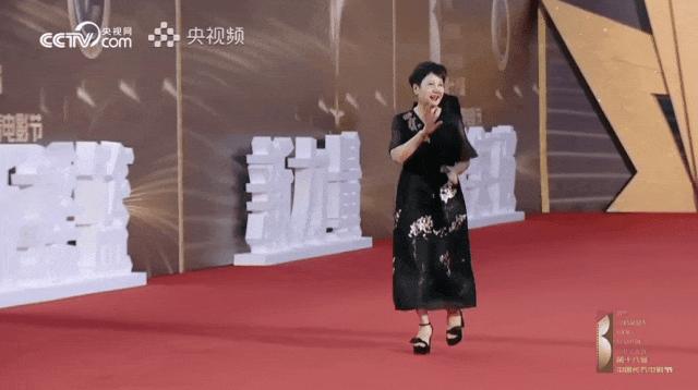央视主持人朱迅，以两小时十四分的速度跑完半马，展现不凡实力与毅力