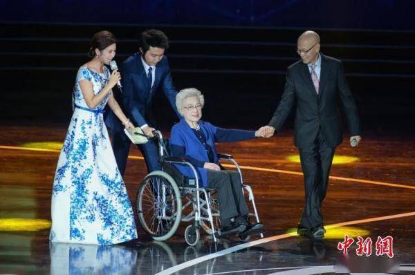 96岁李嘉诚坐轮椅观五月天演唱会，一场跨越时代的追星之旅