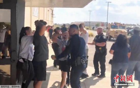 美国一女子被警察开枪击毙事件引发深度思考