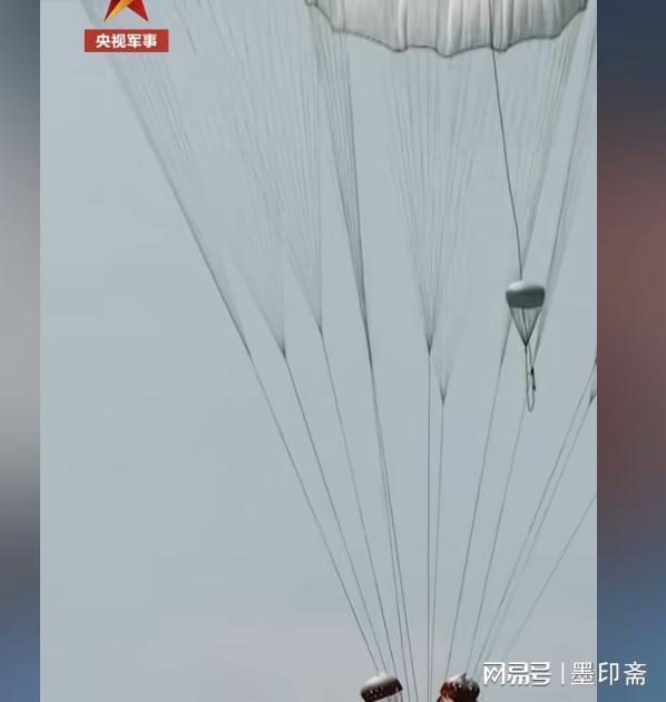 汶川地震追空投的男孩已成空降兵，梦想与勇气的交织