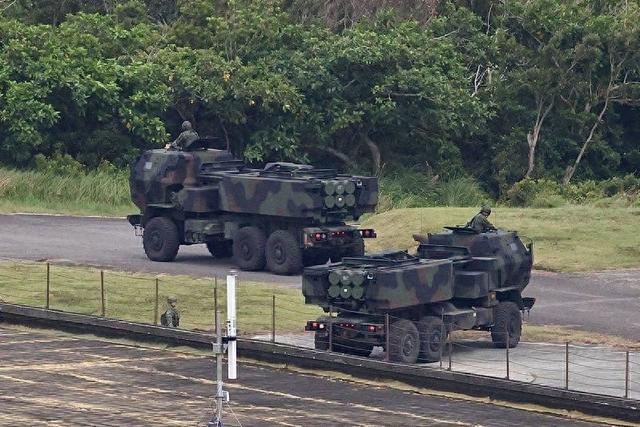台军首次实弹试射海马斯火箭炮，震撼登场，展现强大实力！
