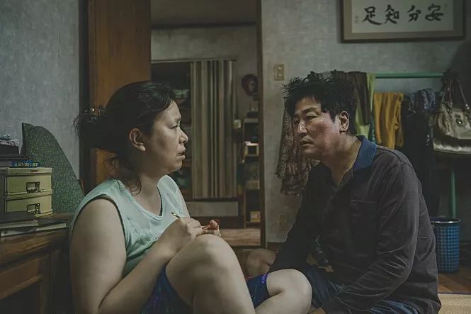 电影铜墙铁壁，硬汉之间的较量与情感的碰撞
