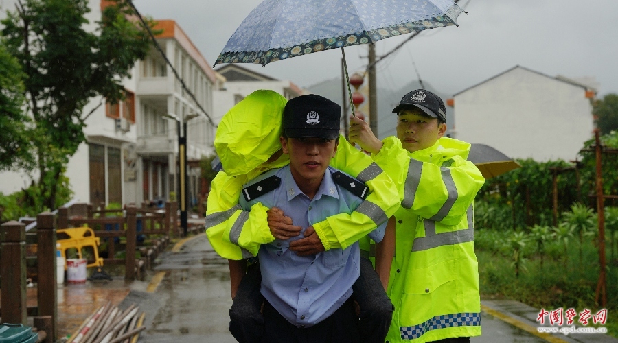 穿警察雨衣参加丧事，一场特殊的仪式