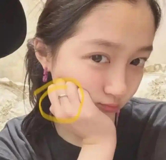 关晓彤现身秀出无名指戒指，闪耀的瞬间，爱的见证