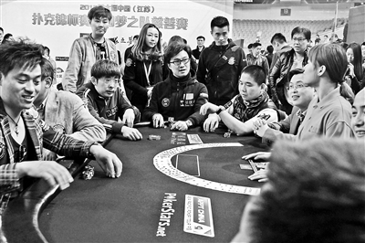 大学生邀同学玩扑克，涉嫌开设赌场罪？一文解读